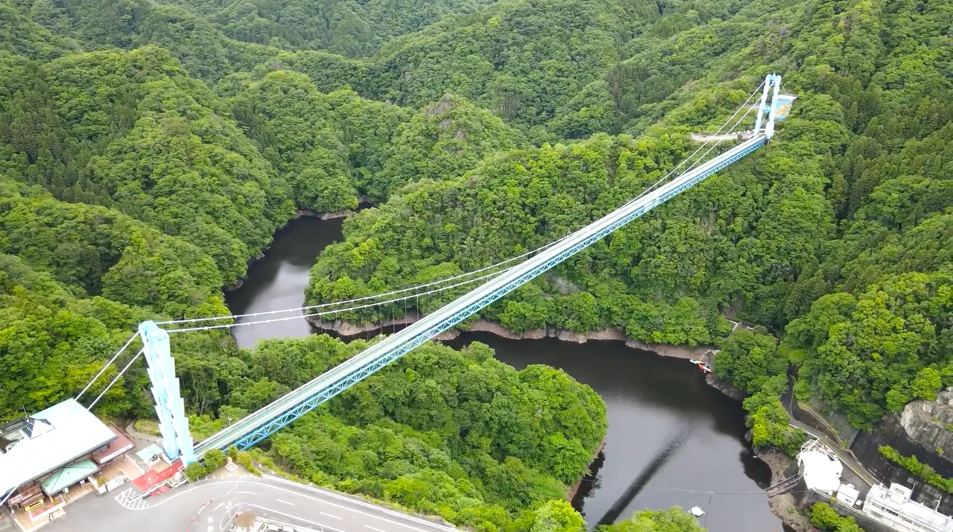 Jembatan gantung di atas sungai dan danau