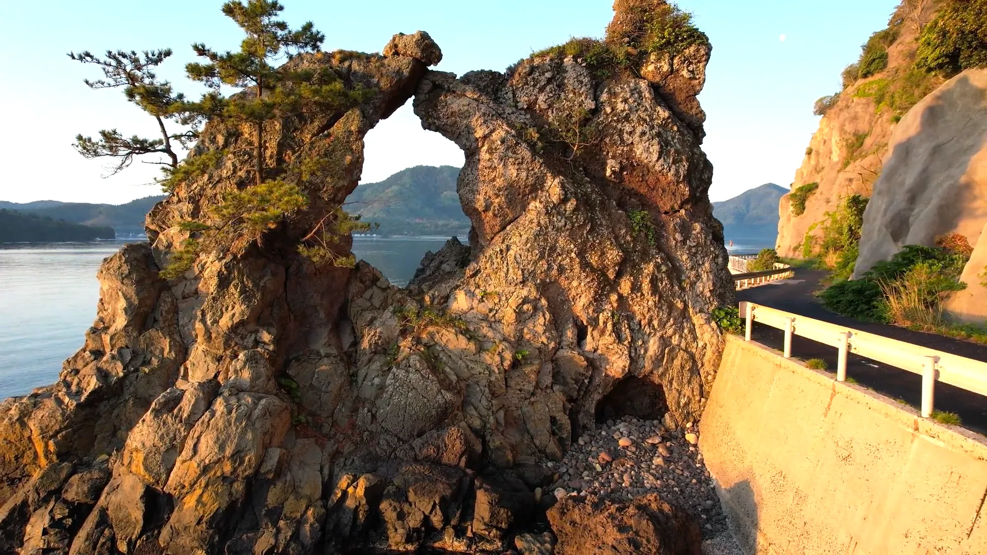 240428メド岩／西ノ島・中ノ島間の海峡